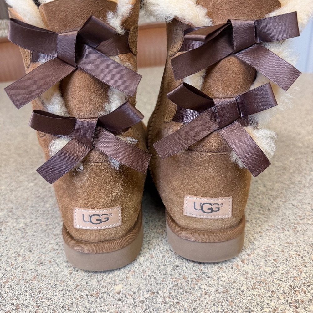 Ugg bow boots - Picture 2 of 4